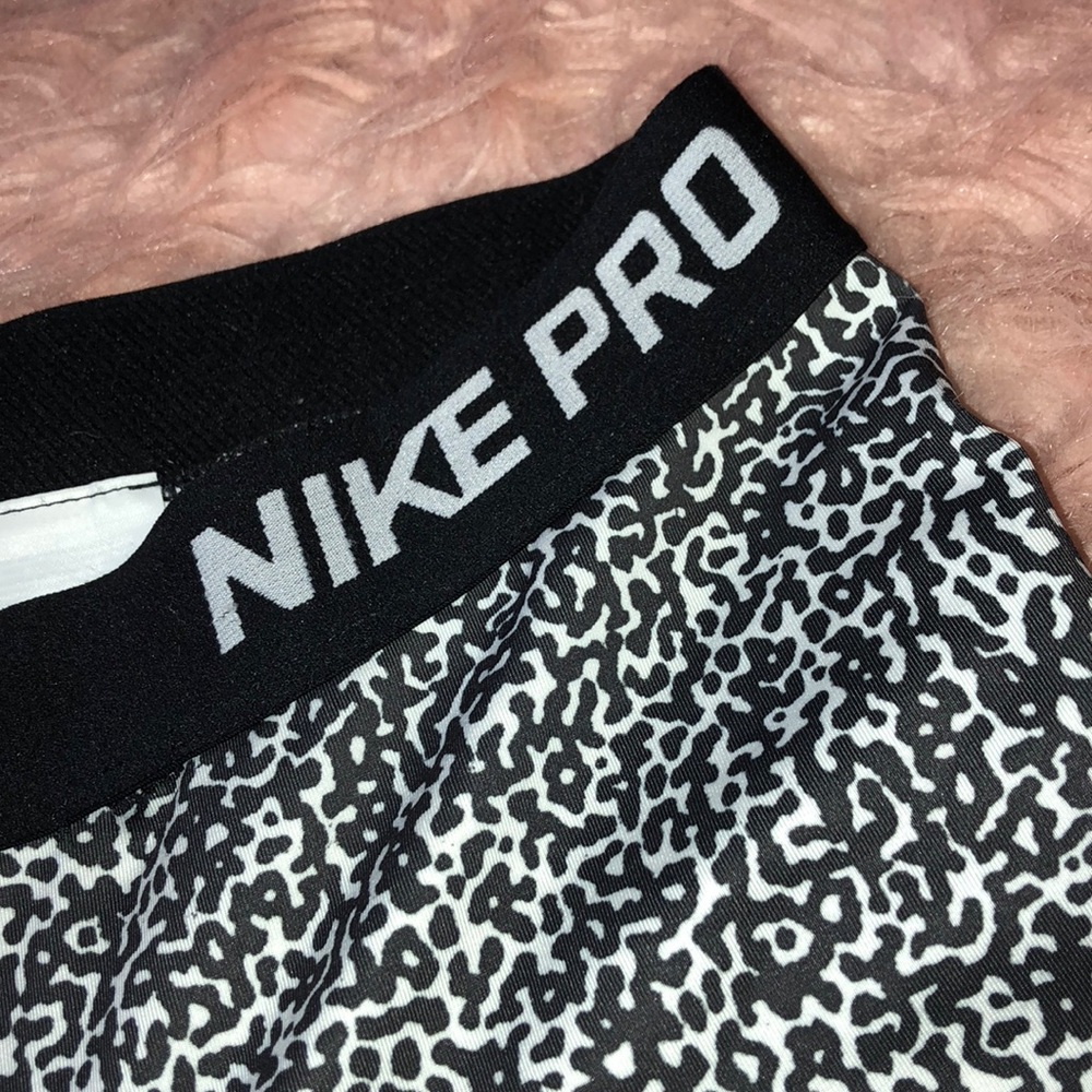 Patterned Nike Pro DriFit Capri Leggings - Picture 4 of 5